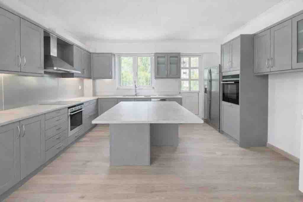 АРЕНДА недвижимость 220 м² на Афинской Ривьере (Афины-Варкиза)